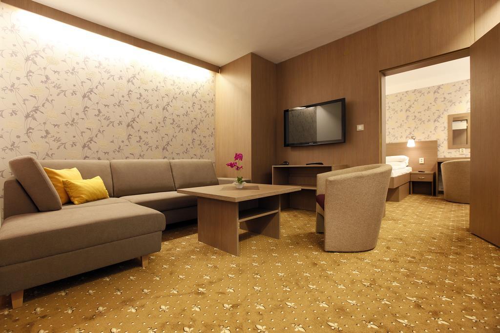 Maj Hotel Medical Wellness Piest'any Exteriér fotografie